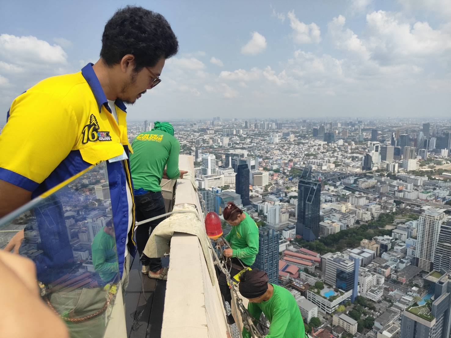 ขั้นตอนการขึงตึงไวนิลโฆษณาบนอาคารสูง